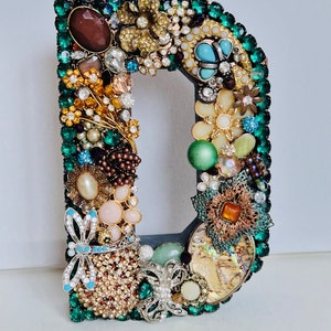 Letra "D" de madera enjoyada, hecha a mano con joyas recicladas y vintage, Jeweled N