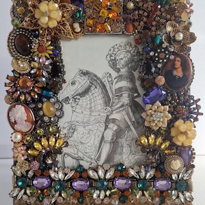 Jeweled Vintage Portrait, Cameo-Fotobilderrahmen, handgefertigt mit Upcycled & Vintage Schmuck, Jeweled Bilderrahmen