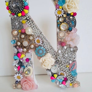 Letra "N" de madera enjoyada, hecha a mano con joyería reciclada y vintage, Jeweled N