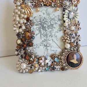 Jeweled Vintage Portrait, Portrait-Foto-Bilderrahmen, handgefertigt mit Upcycled & Vintage-Schmuck, Jeweled Bilderrahmen