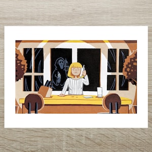 Puede incluir: Ilustración de una escena de la película de terror Scream. Una mujer con una camisa a rayas está al teléfono, con el asesino Ghostface en el fondo. La escena está ambientada en una habitación con una ventana.