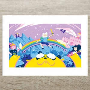 Può includere: Illustrazione colorata con personaggi della serie animata Adventure Time. Finn salta sopra un arcobaleno, brandendo una spada. Jake il Cane è in primo piano. Altri personaggi e un castello sullo sfondo.