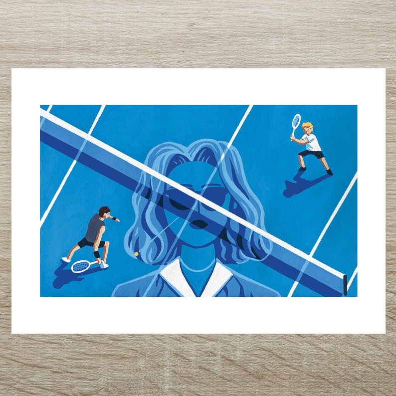 Puede incluir: Una l&aacute;mina de arte azul con tem&aacute;tica de tenis que presenta a dos jugadores de tenis en una cancha, con una figura femenina estilizada en el fondo. La obra de arte tiene un estilo gr&aacute;fico moderno con l&iacute;neas y sombras blancas.