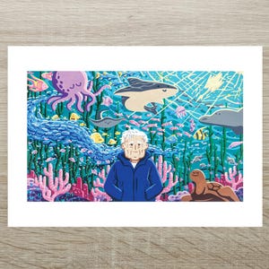 以下が含まれることがあります： 青いジャケットを着た高齢者が、水中シーンを背景に描かれたカラフルなイラスト。タコ、サメ、魚などの様々な海の生き物、背景にはサンゴや海藻が描かれています。このアートワークは、気まぐれで漫画的なスタイルです。
