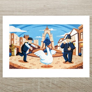 Może przedstawiać: Biała gęś z niebieskim dziobem i łapami stoi na miejskim placu. Dwóch policjantów w niebieskich mundurach stoi po obu stronach gęsi, jeden z założonymi rękami, a drugi z wyciągniętymi rękami.