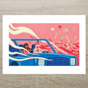 以下が含まれることがあります： ピンク色の空を走る、2人の人物が乗った青いコンバーチブルカーのイラスト。運転手は赤い飛沫で覆われ、骨と頭蓋骨が空中に浮かんでいます。このアートワークはレトロなコミックブックのスタイルです。