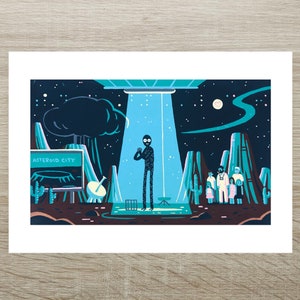 Puede incluir: Una ilustración en blanco y negro de un extraterrestre alto y delgado con ojos grandes de pie en un rayo de luz de un platillo volante. El extraterrestre sostiene un micrófono y hay otras figuras de pie en el fondo. El texto "ASTEROID CITY" está en un letrero en primer plano.