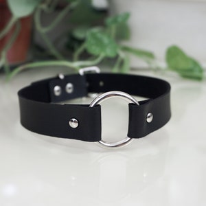 30% OFF | Black synthetic leather collar with o-ring _ choker, buckle collar, goth, alternative, vegan | Size S