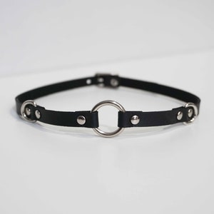 Black / Red leather o-ring collar, ring choker, buckle collar, goth, punk, alternative, fetish | faux leather variation, synthetic, vegan