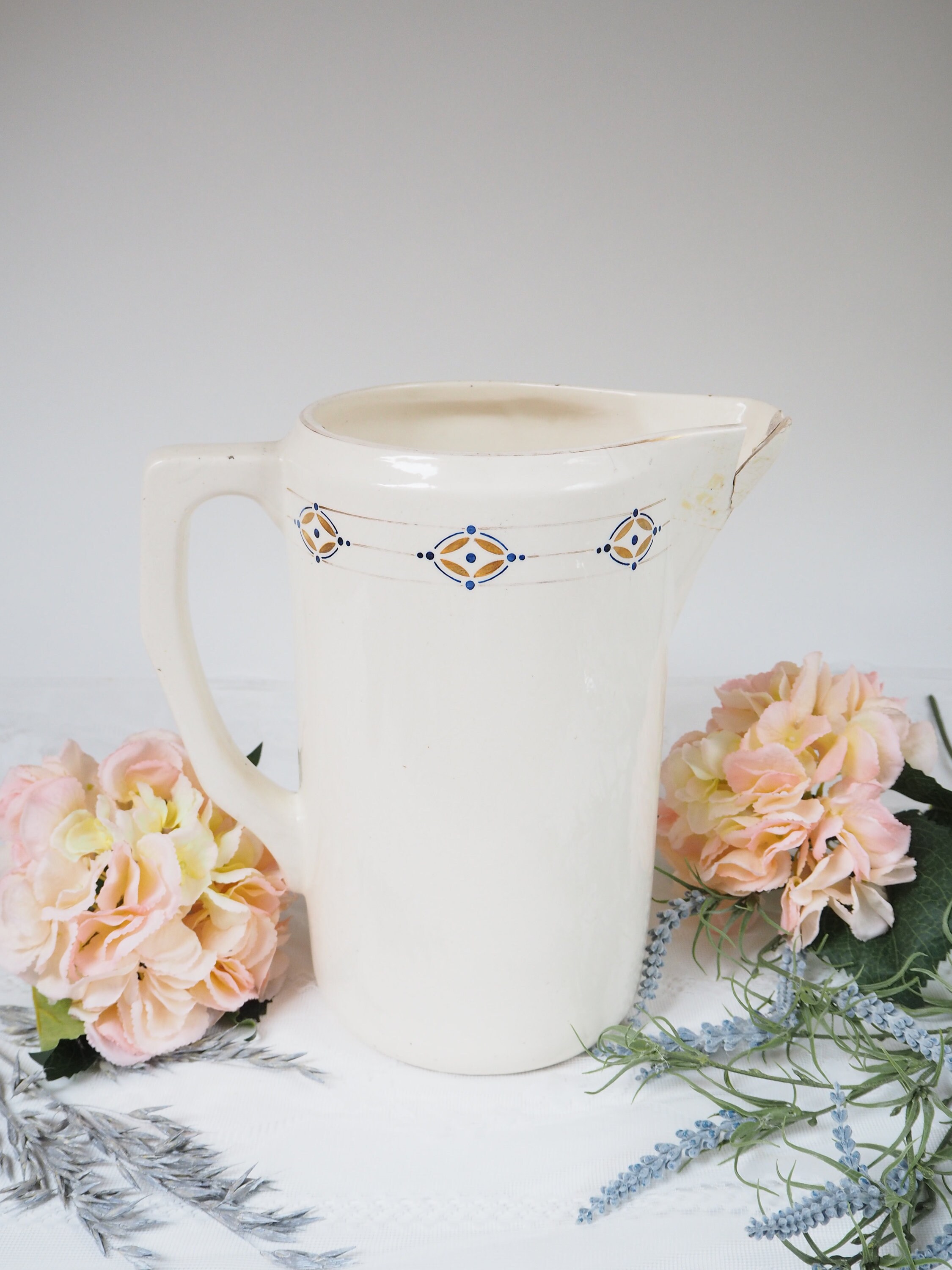 Pichet Ancien en Céramique Vintage avec Peinture et Dorure - Large Pichet à Eau Blanc Peint La Main 