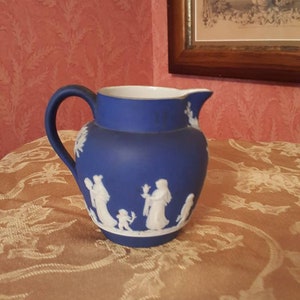 Mooie antieke Wedgwood Jasperware Creamer Pitcher Sacrifice Patroon gemarkeerd DVP uit het midden van de jaren 1800 C232J