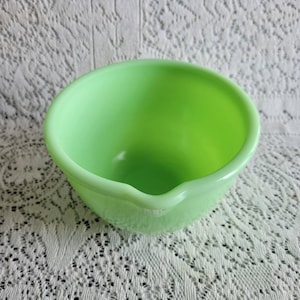 Vintage Jadeite Batter Mixing Bowl 6 1/2 Inch with Spout #22    C287D