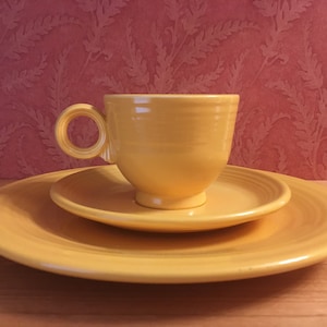 Vintage Fiesta Ware Yellow 5 Piece Place Setting, Dinner Vintage Fiesta Ware Yellow 5 Piece Place Setting, Dinner