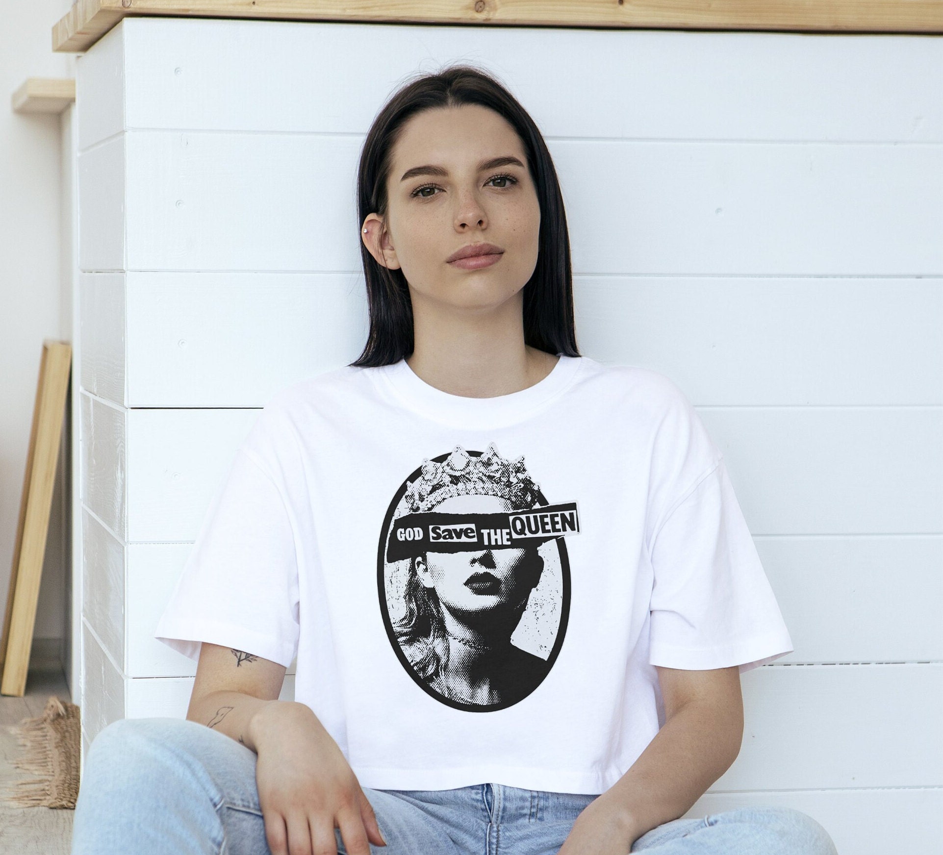 T-shirt Donna Bianca Regina Elisabetta Con Piercing: Stile Punk God Save The Queen - 3