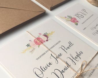 Hochzeitseinladung-Set. Einfache und elegante Hochzeitseinladungen mit Dusky rosa Blumenmuster. Rustikale Bindfäden und Boho Blumen