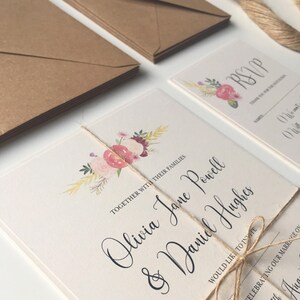Huwelijksuitnodiging set. Eenvoudige en elegante huwelijksuitnodigingen met donkerroze bloemendessin. Rustieke touw en boho bloemen