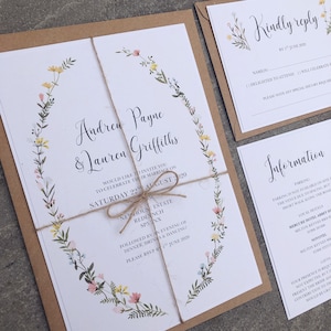 Conjunto de invitaciones de boda. Botánica - Invitaciones de boda de flores silvestres rústicas con diseño de flores. Cordel rústico y flores boho
