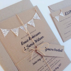 Boda invitación Escribano de cordón rústico en tarjeta Kraft, RSVP guita y etiqueta