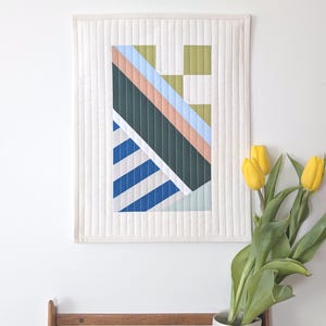 Courtepointe murale d'improvisation moderne : art textile abstrait coloré en patchwork, rayures et damier