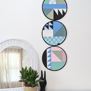 Tapiz acolchado hecho a mano: círculos de patchwork audaces, obra textil maximalista