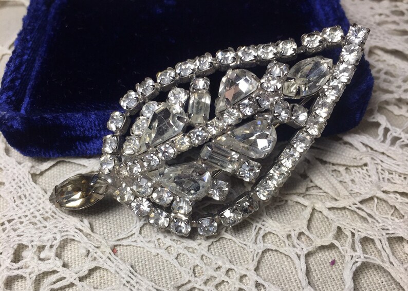 Vintage Leaf Brooch-Statement Jewelry-Collectible Jewelry-Scarf Fur Brooch-Over sized Brooch-Rhinestone Jewelry-Costume Jewelry