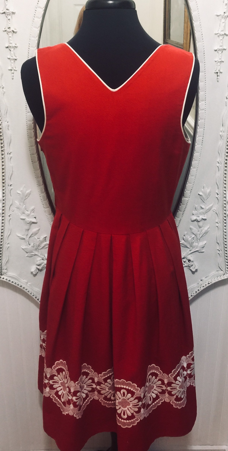 Authentic /'Tiroler Dryndl/' Oktoberfest Brew-fest Red and White Cording Corset Style Dress Size 46 or US Size Medium 8 to 10