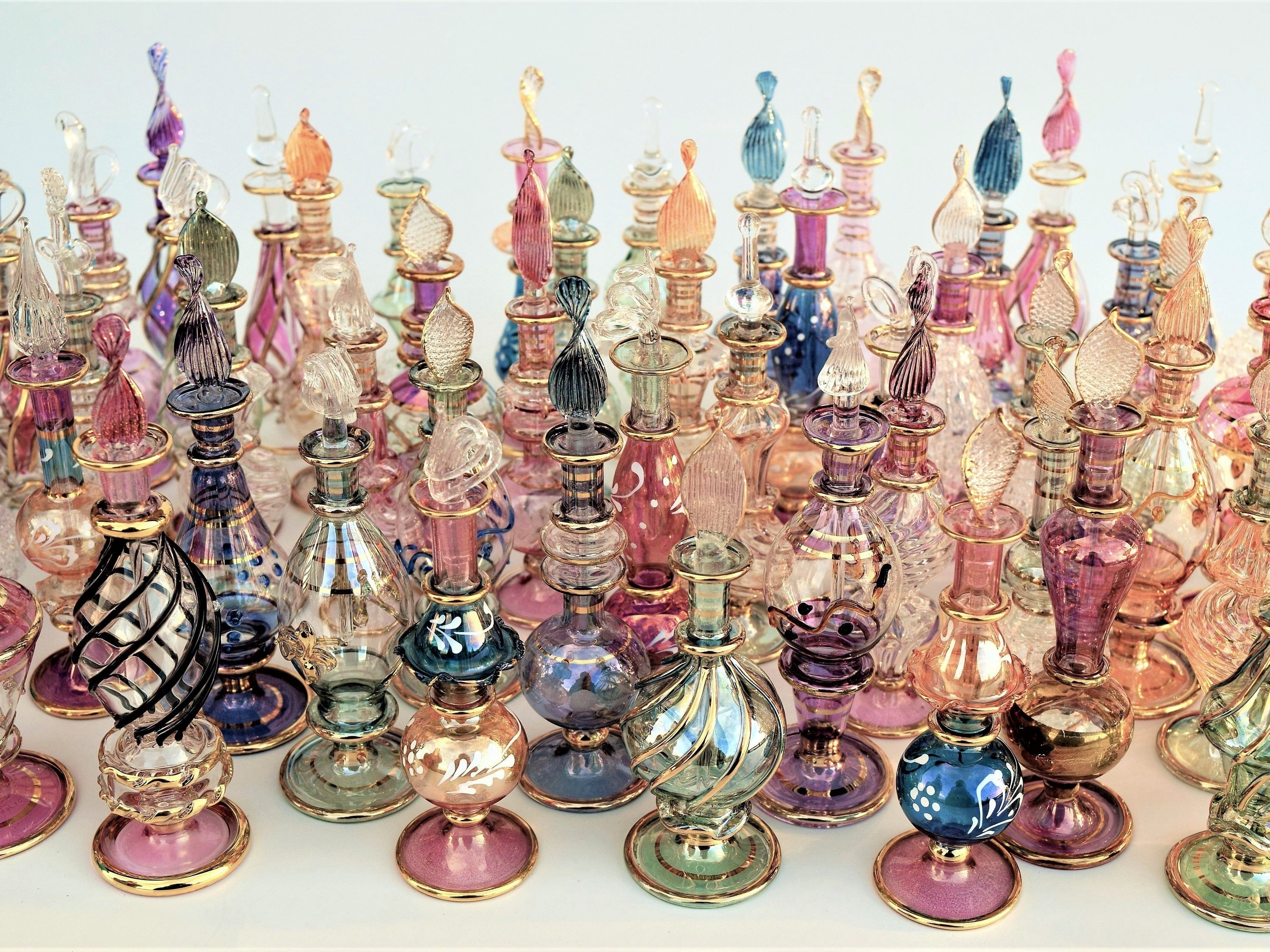 CraftsOfEgypt Genie - Mini bottiglie vuote in vetro soffiato per profumo, oli essenziali o pozioni, set di 10 piccole fiale decorative, ciascuna alta 5 cm, colori assortiti