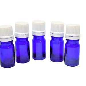 Juego de cinco botellas Boston redondas de vidrio azul cobalto de 5 ml