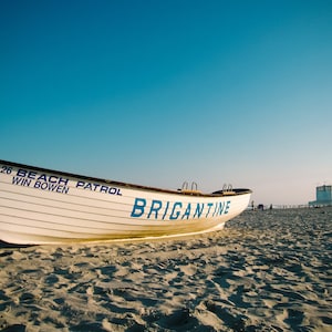 Sol tardío - Brigantine Beach - Nueva Jersey - Costa de Jersey - Barco salvavidas - Vida en la playa - Nueva Jersey