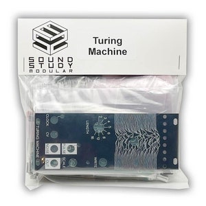 Op de afbeelding: Een doorzichtige plastic zak met een kit voor het bouwen van een Turing Machine synthesizer-module. De module is zwart met witte tekst en afbeeldingen, waaronder de woorden "Turing Machine" en "Sound Study Modular".