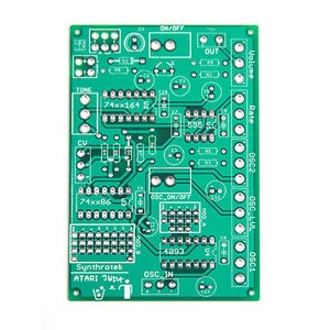 Könnte beinhalten: Eine grüne Leiterplatte mit verschiedenen elektronischen Bauteilen, darunter ein 74xx164, 74xx86, ein 555-Timer und ein 4093-Chip. Die Platine ist mit "Synthrotek ATARI 3up!" beschriftet und hat Beschriftungen für "OSC_IN", "OSC_ON/OFF", "OSC_LUL", "OSC1", "OSC2", "Rate", "Volume", "Tone", "CU" und "OUT".