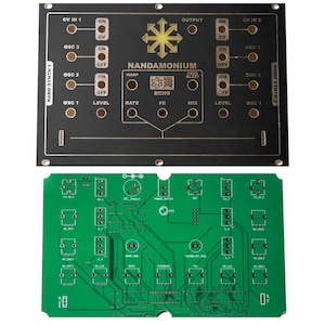 Könnte beinhalten: Eine schwarze und grüne Platine mit dem aufgedruckten Text "NANDAMONIUM". Die Platine hat eine Vielzahl von Knöpfen, Schaltern und Buchsen. Die Platine ist für einen Synthesizer.