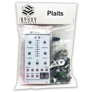 Könnte beinhalten: Eine transparente Plastiktüte mit einem weißen elektronischen Modul mit der Aufschrift "Plaits" und "Sound Study Modular". Das Modul hat verschiedene beschriftete Kontrollpunkte und eine Sammlung elektronischer Komponenten. Die Tüte enthält auch eine separate Tüte mit elektronischen Komponenten.