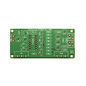 Op de afbeelding: Groene printplaat met componenten die zijn gelabeld met tekst, waaronder "Synthtrotek PT2399 Dev PCB", "PT2399", "R12", "C16", "C1", "IN", "GND", "OUT", "R6", "C15", "R8", "R11", "R13", "R9", "C12", "R4", "C13", "C10", "R5", "R2", "R1", "R3", "R10", "IMAG 940-0 0212".