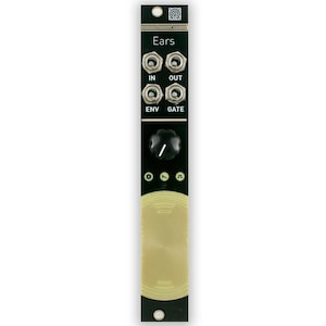 Könnte beinhalten: Ein schwarzes und goldenes Modul für einen modularen Synthesizer mit der Aufschrift "Ears". Es verfügt über silberne Buchsen mit den Bezeichnungen IN, OUT, ENV und GATE, einen schwarzen Knopf und kleine Symbole. Das Modul hat ein kreisförmiges Designelement am unteren Rand.