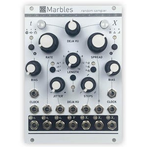 Puede incluir: Un módulo de música electrónica blanco con la etiqueta "Marbles random sampler" con múltiples perillas, conectores y el texto "DEJA VU". El módulo tiene una serie de controles y conectores de entrada/salida en blanco y negro.