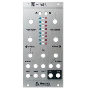 Könnte beinhalten: Ein silbernes modulares Synthesizer-Panel mit der Aufschrift Plaits von Mutable Instruments. Die Frontplatte verfügt über mehrere kreisförmige Aussparungen für Regler und Buchsen sowie aufgedruckten Text für Frequency, Harmonics, Timbre, Morph, Model, Harmo, Trig, Level, V/OCT, Out und Aux.
