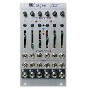 Può includere: Un modulo sintetizzatore modulare argentato etichettato Stages segment generator. Presenta sei cursori verticali con indicatori LED verdi, sei manopole rotanti e molteplici jack di ingresso e uscita disposti in file denominate Time/Level e Gate.