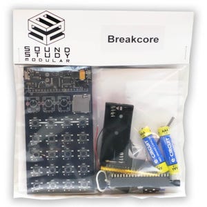 Peut inclure: Un kit électronique Sound Study Modular Breakcore dans un sachet plastique transparent. Le kit comprend une carte de circuit imprimé noire avec des boutons, un support de batterie et deux piles AAA jaunes et bleues. L'en-tête porte le logo et le texte.