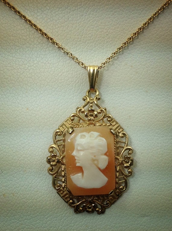 Vintage shell cameo pendant.  1/20th 14kt gold pen