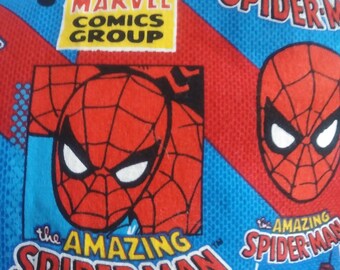 Peut inclure: Un tissu bleu et rouge avec un motif répété de Spiderman. Le tissu présente le logo Marvel Comics Group et le texte "The Amazing Spiderman".