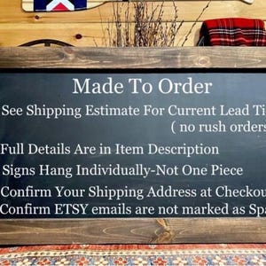 Puede incluir: Un letrero de pizarra enmarcado con un marco de madera oscura. El letrero dice "Made To Order" e incluye vi&ntilde;etas con informaci&oacute;n sobre el producto, como plazos de entrega y detalles del art&iacute;culo.