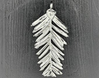 Ciondolo/collana a forma di vera foglia di sequoia, immerso nell'argento.