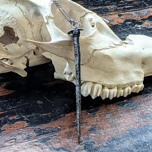 Collar con clavo de hierro forjado a mano del siglo XVIII – Colgante gótico macabro