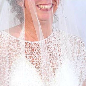 Weißer Braut stricken Hochzeitstuch, handgemachtes weißes Tuch, weißes Hochzeitsaccessoire, Braut weißer Wickelschal Bild 1