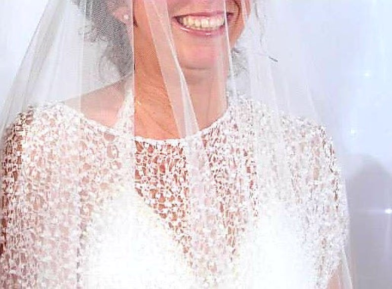 Weißer Braut stricken Hochzeitstuch, handgemachtes weißes Tuch, weißes Hochzeitsaccessoire, Braut weißer Wickelschal Bild 1