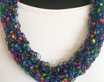 Mehrfarbiger Strick-Halsketten-Schal: Handgemachtes Leiter-Garn-Accessoire