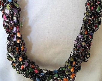 Handgestrickte Multi Color Fibre Halskette: Leichter Häkelschal