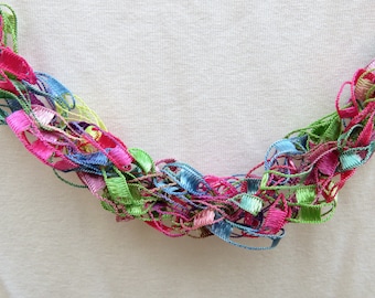 Handgestrickte Faser-Halskette: Mehrfarbiger Leiter-Garn-Schal