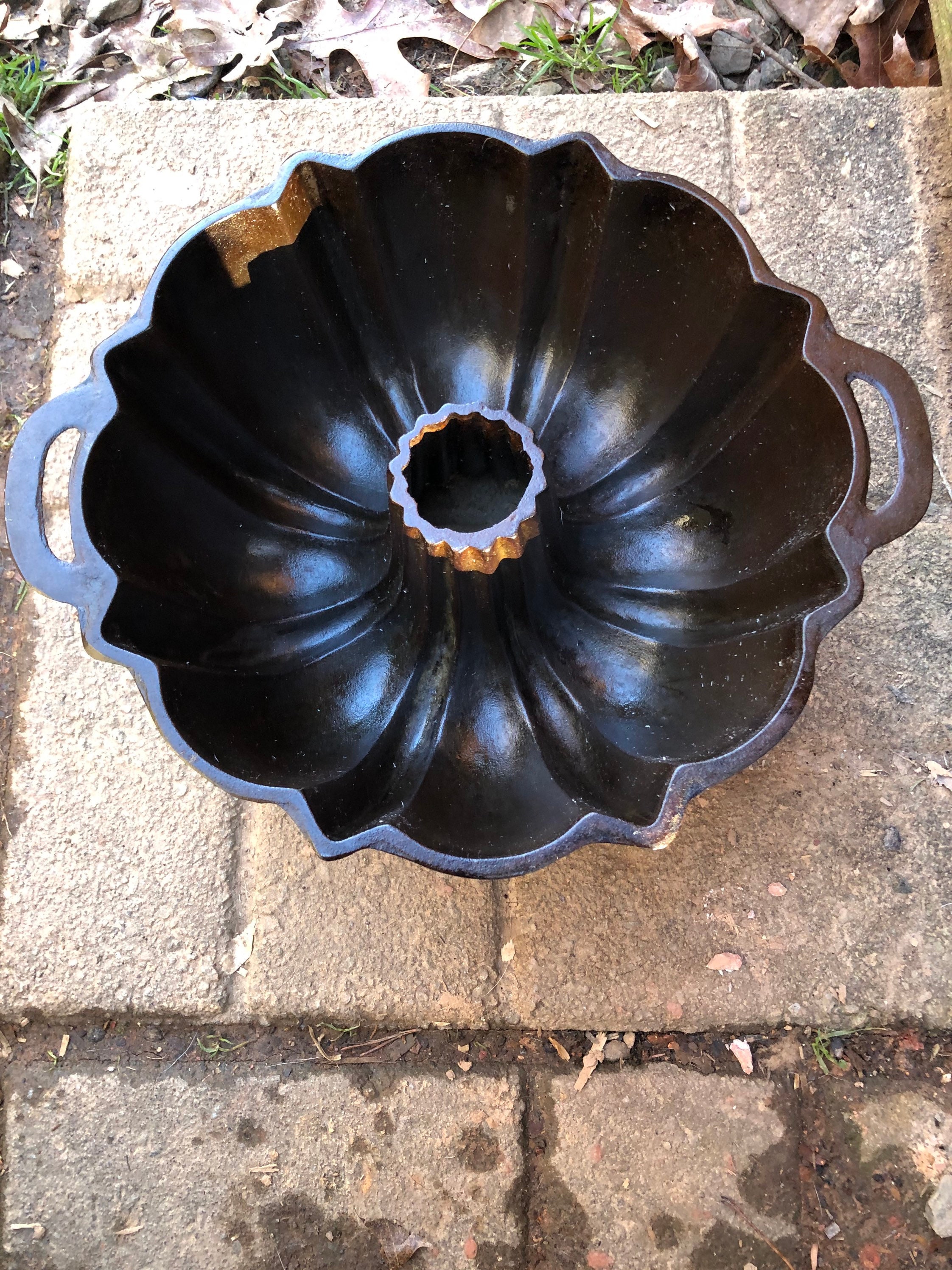 Vintage Cast Iron WAGNER WARE BUNDT CAKE PAN B